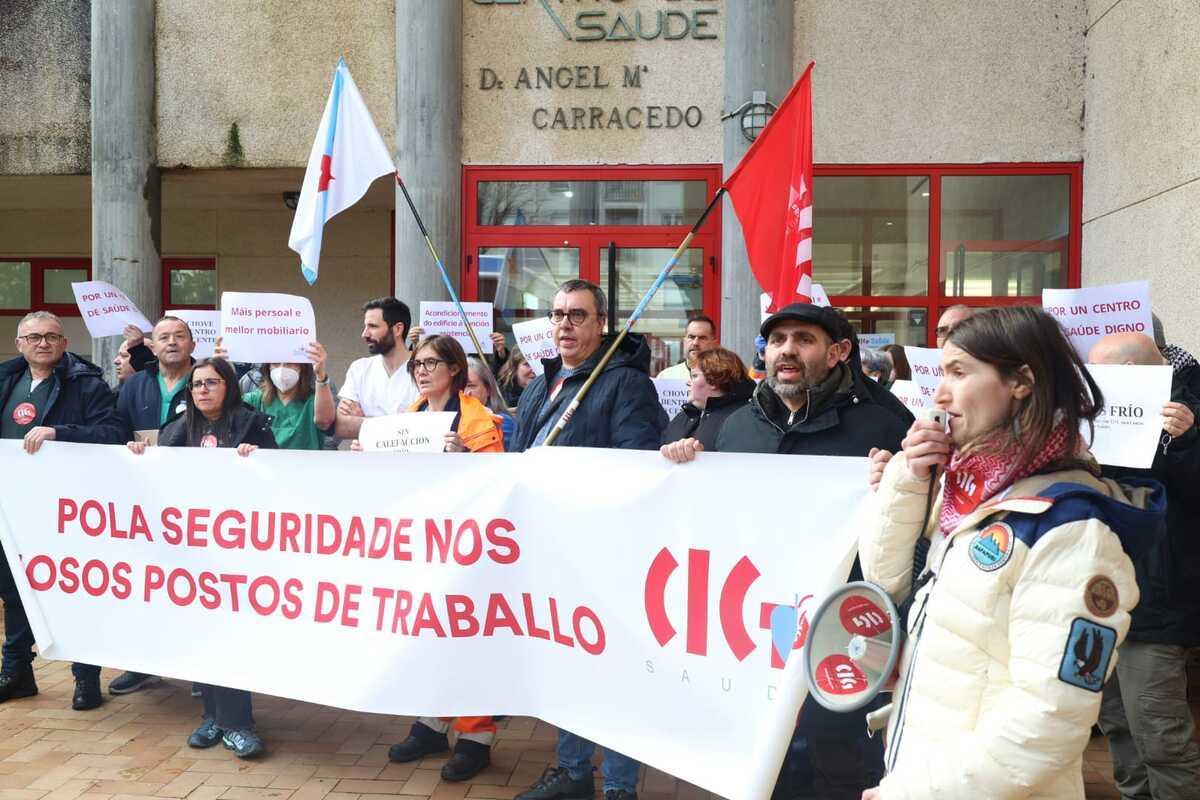 Trabajadores, políticos, usuarios y sinsicalistas concentrados ante el centro de salud xalleiro