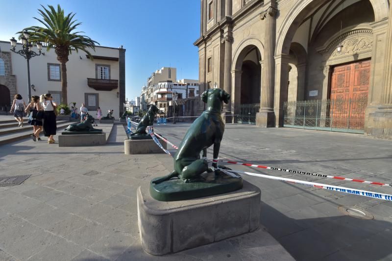 25-09-2018 LAS PALMAS DE GRAN CANARIA. Vallado de la fachada de la catedral por la caída de cascotes. Fotógrafo: ANDRES CRUZ  | 25/09/2018 | Fotógrafo: Andrés Cruz