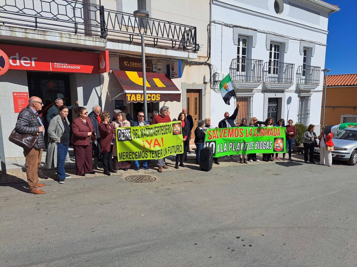 Protesta de la plataforma Salvemos La Coronada en contra de una planta en el término de Villanueva.