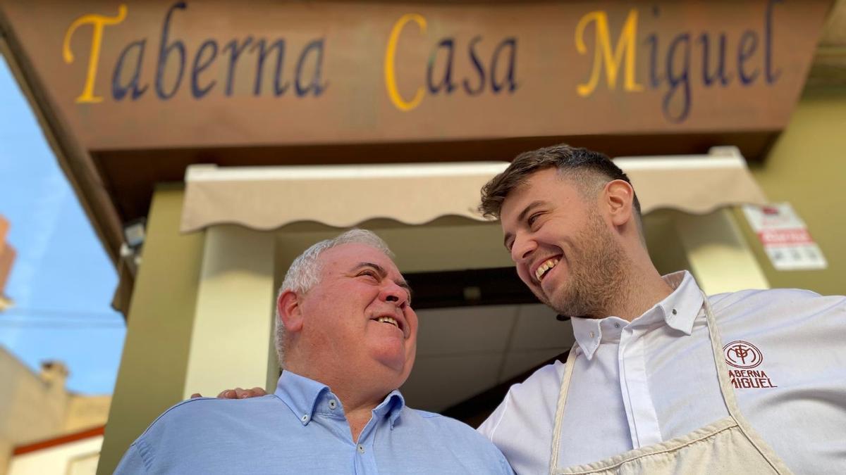 Jesús Moral posa con su padre, Miguel, frente a Taberna de Miguel (Bailén).