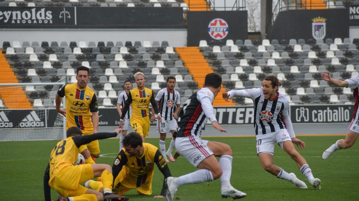 Una acción del partido entre el Badajoz y el Extremadura en el Nuevo Vivero.