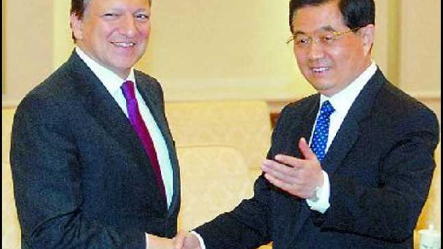 Durao Barroso es recibido por el presidente chino, Hu Jintao, ayer en Pekín. / minoru iwasaki/reuters