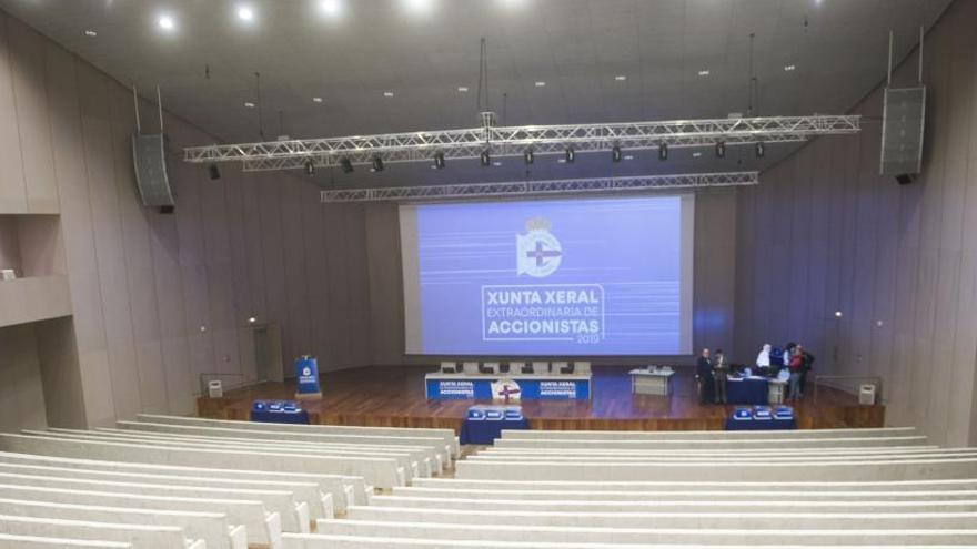 Una de las salas de Palexco, preparadas para una asamblea del Deportivo.