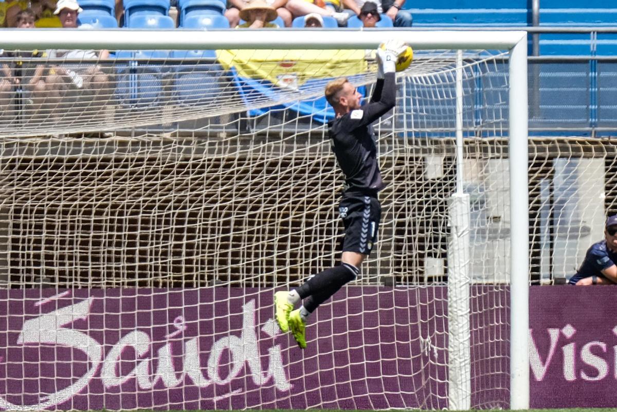 Aarón atrapa el balón durante el choque ante el Sevilla.