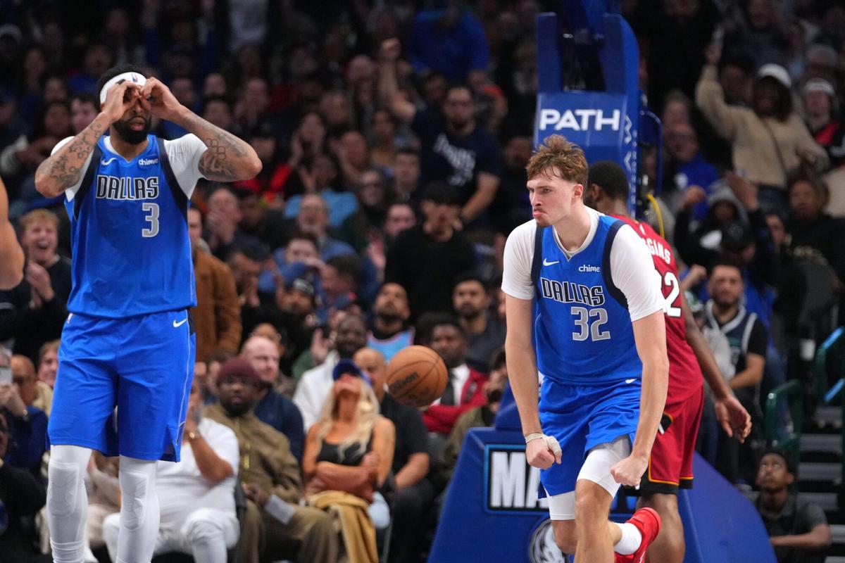 Dallas Mavericks forward Cooper Flagg (32) and forward Anthony Davis (3) react after a basket against the Miami Heat during the second half of an NBA basketball game Wednesday, Dec. 3, 2025, in Dallas. (AP Photo/Julio Cortez). EDITORIAL USE ONLY/ONLY ITALY AND SPAIN