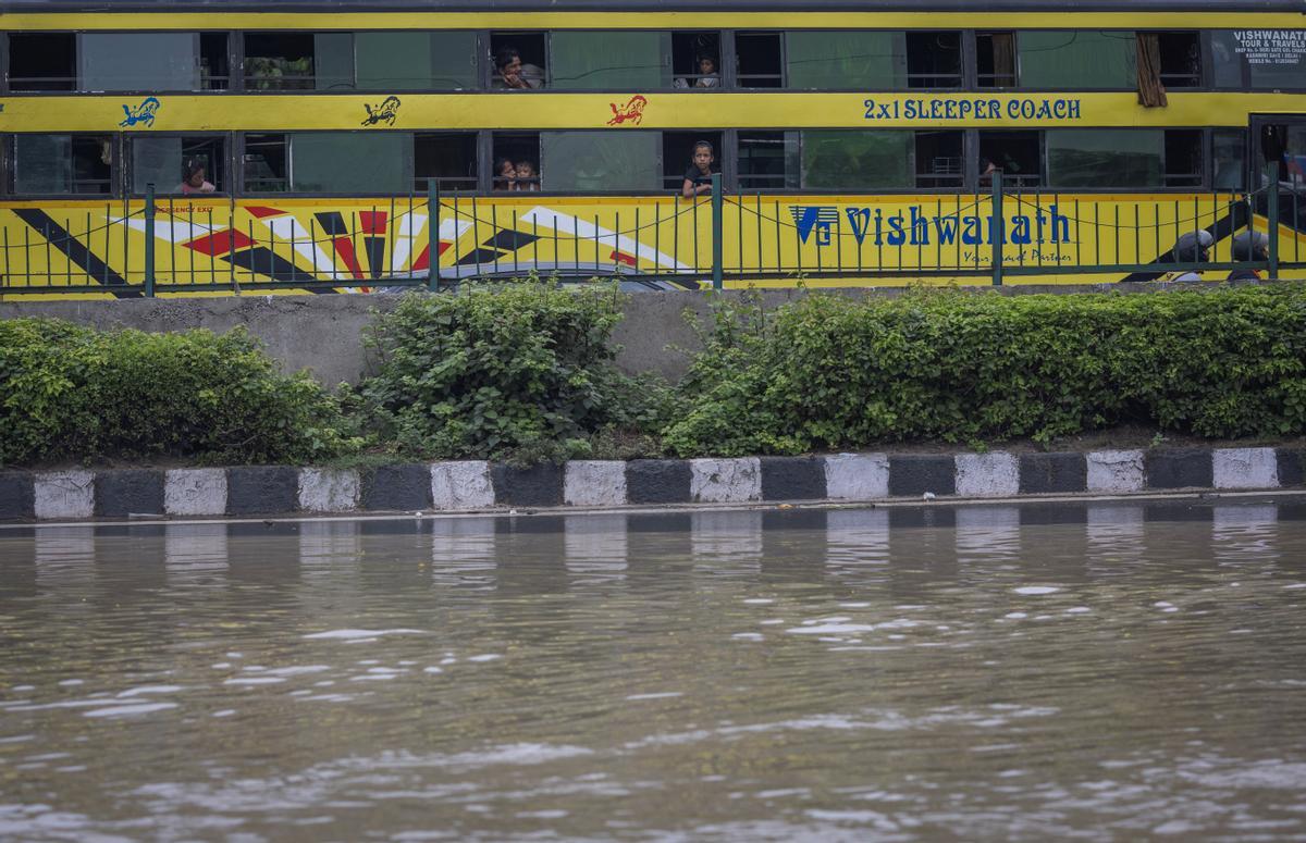 El aumento del nivel del agua del río Yamuna después de las lluvias monzónicas en Nueva Delhi.