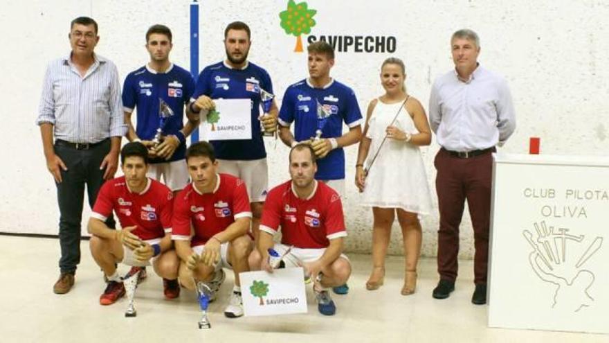 Los protagonistas de la final con autoridades y dirigente de Savipecho