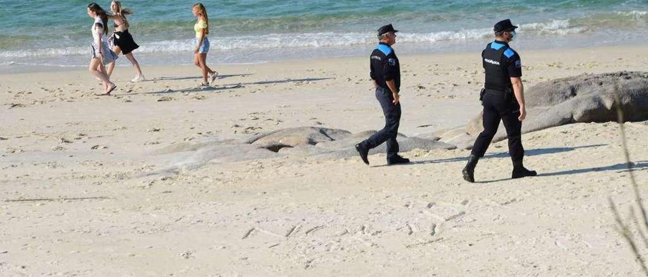 Policía Local de Cangas patrulla las playas durante este pasado fin de semana. // Gonzalo Núñez