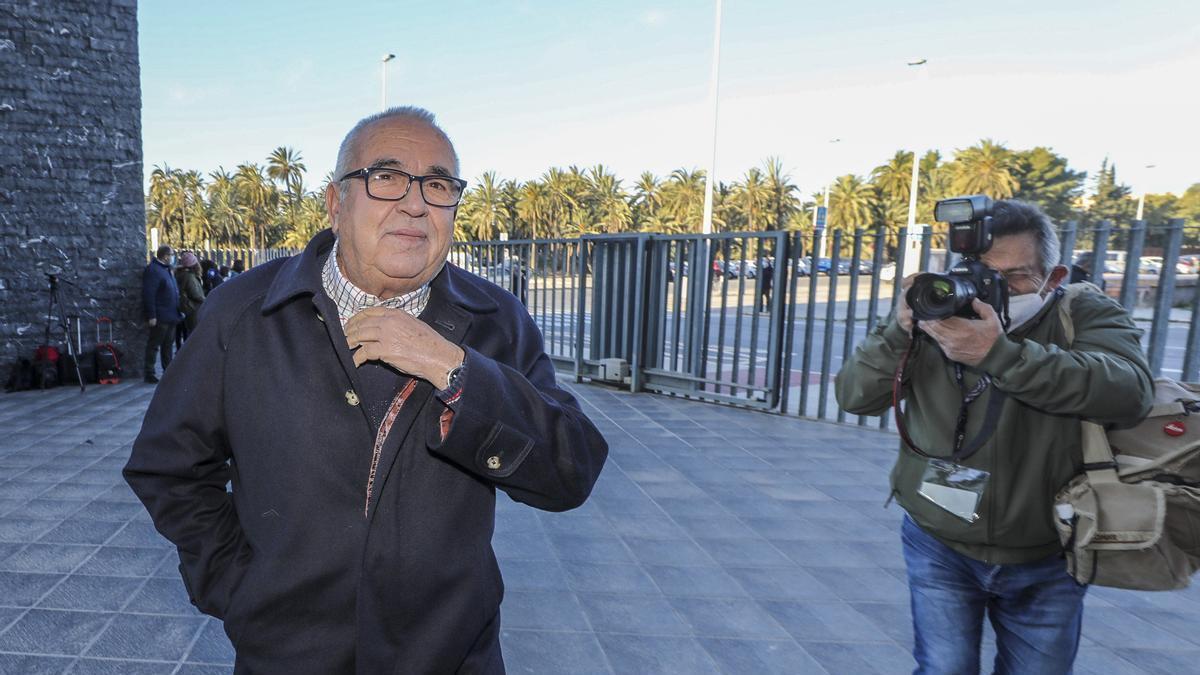 Ángel Fenoll a su llegada a los juzgados en una imagen del 18 de enero de este año.
