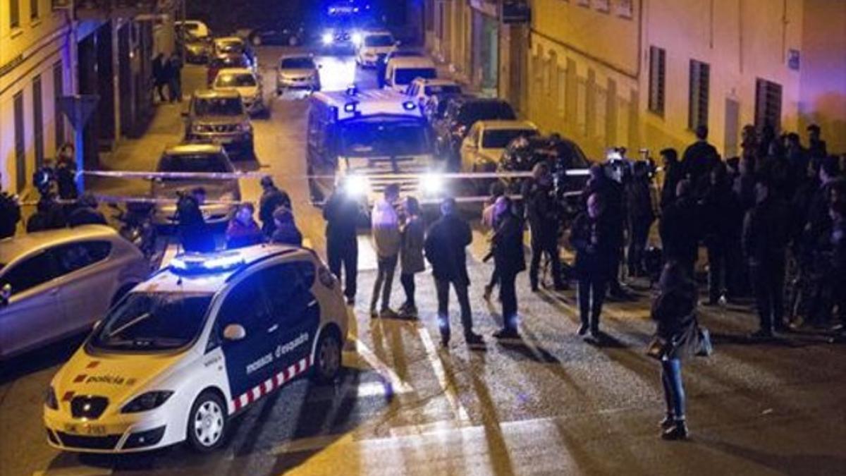 Agentes de los Mossos frente al domicilio donde se produjo el tiroteo, anoche, en la calle de Nàpols de Terrassa.