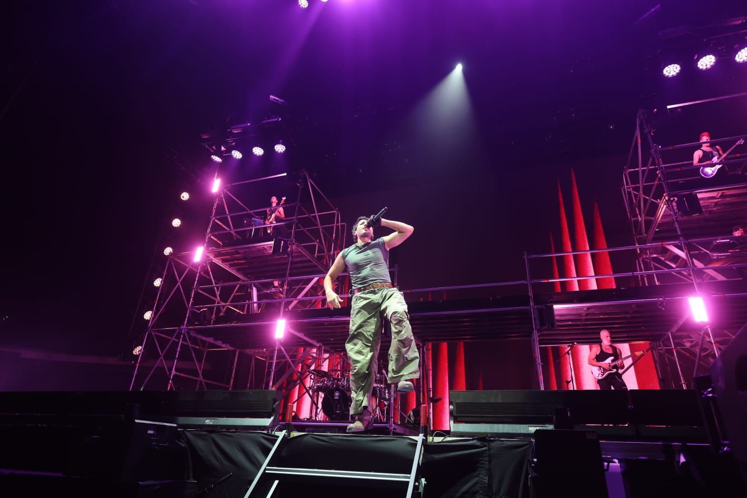 Sebastián Yatra se funde con el público y sus 'Tacones Rojos' pone en pie al Roig Arena