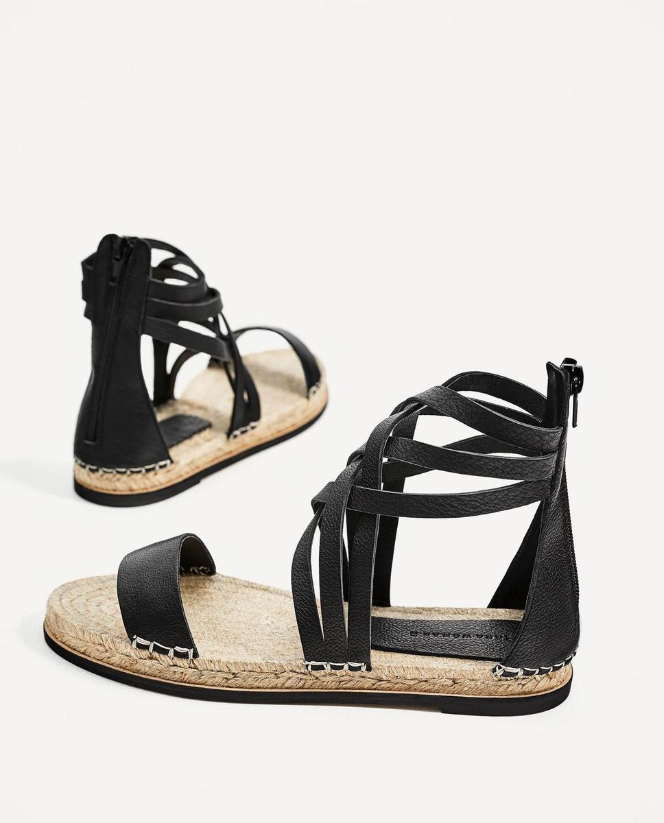 Esparteñas, el zapato estrella de la temporada: Sandalias planas de Zara (39,95 euros).