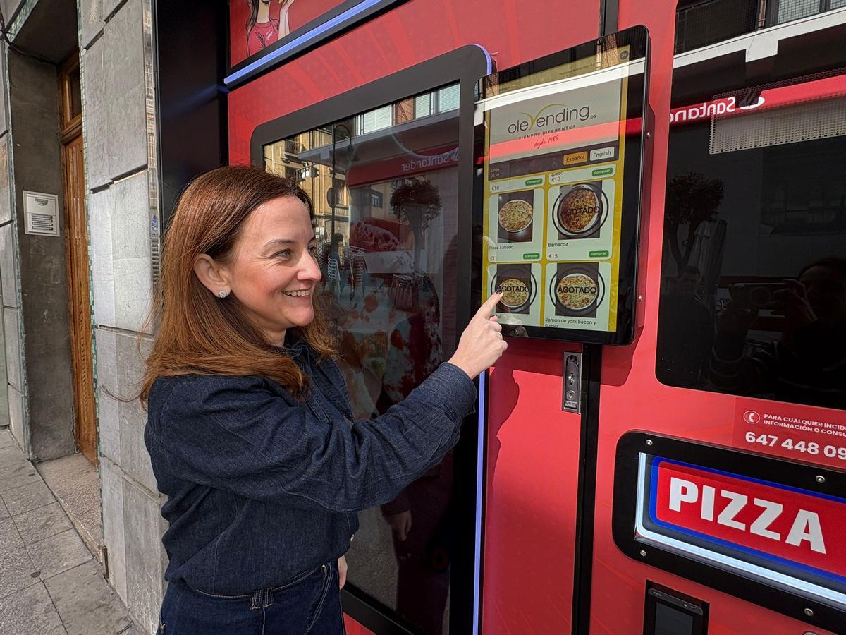 Noelia Rodríguez muestra el funcionamiento de la máquina de pizzas.