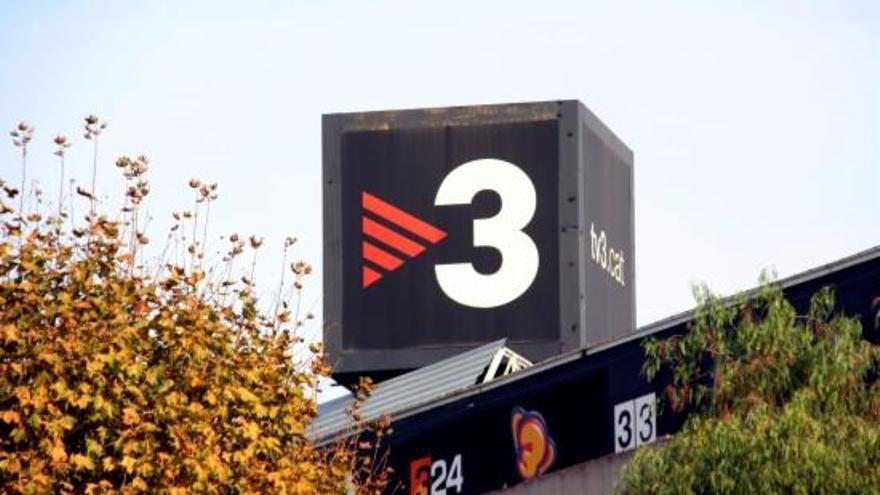 Logotip de TV3 situat al sostre dels estudis de TVC