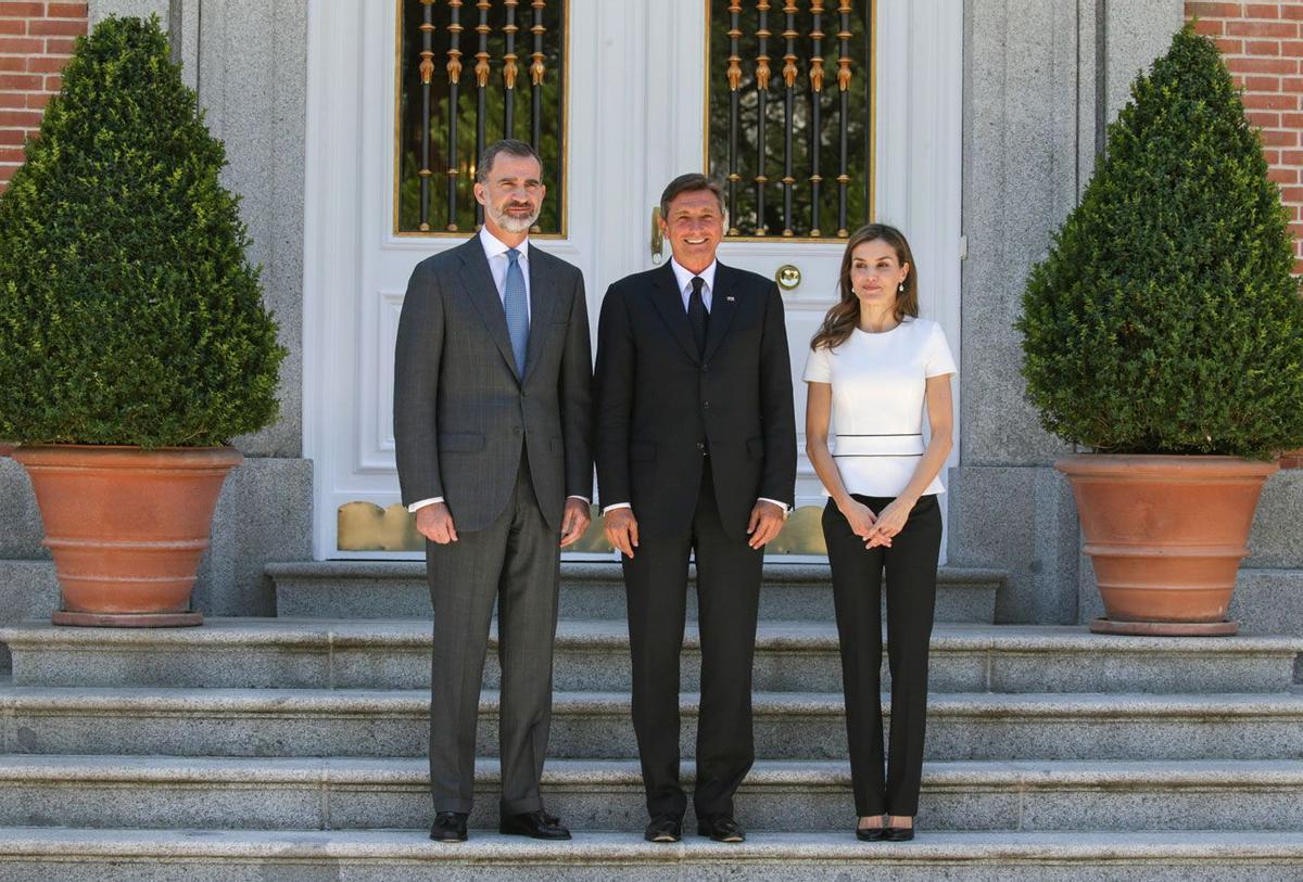 Letizia Ortiz con look de top blanco y pantalón negro de Hugo Boss