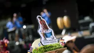 Desde Lamine Yamal bañando a Messi a un nido de pájaro: la Verbena de la Pamela de Tejina aumenta en creatividad