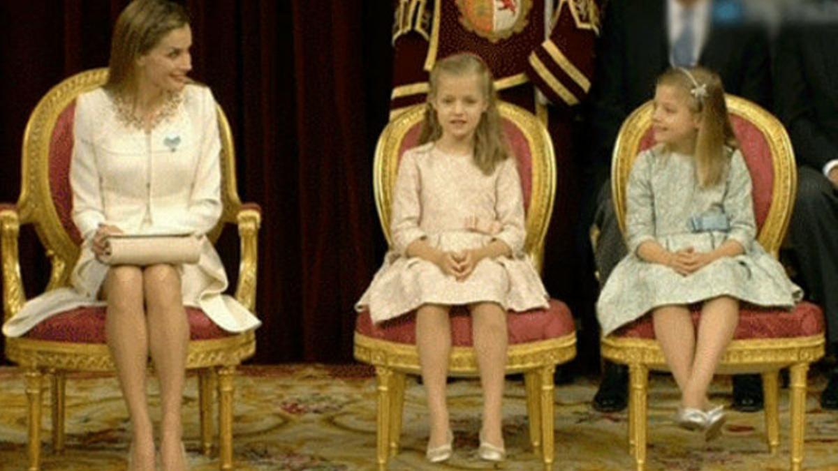 Letizia mira cómplice  a sus hijas durante el acto en el Congreso.