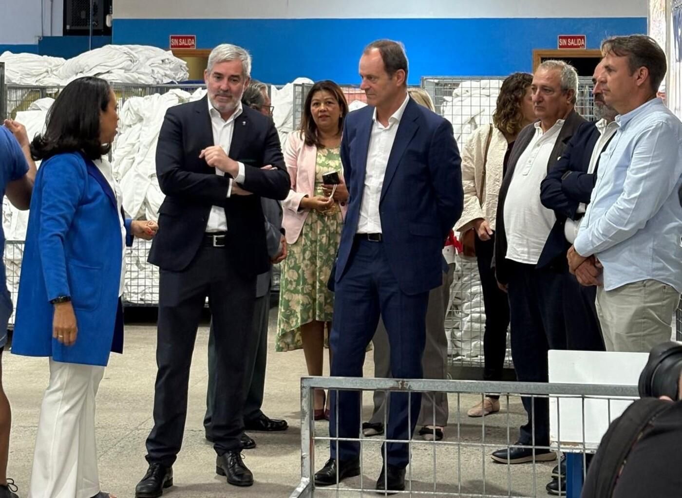 El presidente de Canarias, Fernando Clavijo, visita la lavandería Romeral