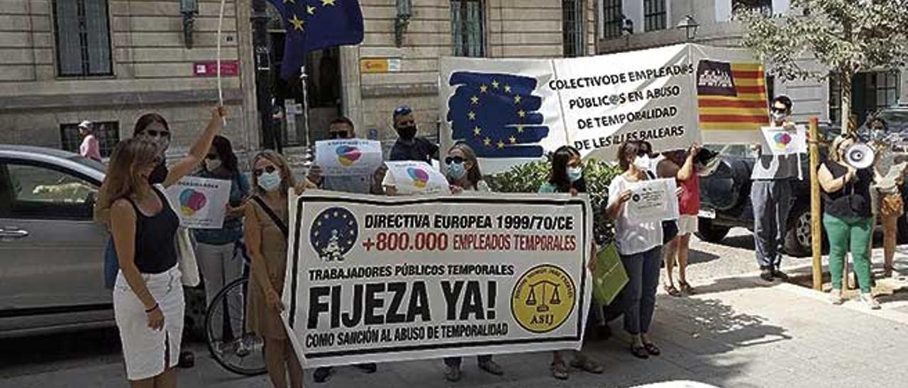 Protesta de los interinos isleños ante la Delegación del Gobierno de Palma.