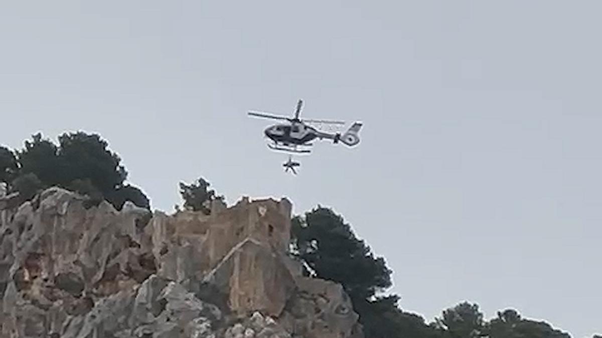 Así ha sido el rescate en helicóptero de un hombre herido al sufrir una caída en el castillo de Alaró