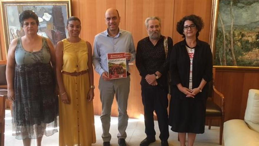 Representantes de UGT y CC OO, ayer, con el alcalde de Alicante, Gabriel Echávarri.