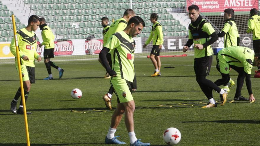 Los jugadores del Elche entrenaron ayer con el objetivo de romper la mala racha histórica en Ontinyent