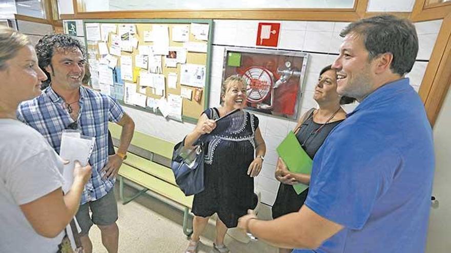 Los profesores del Santa Isabel se reencontraron ayer en la Escuela de Idiomas en vez de en su centro.