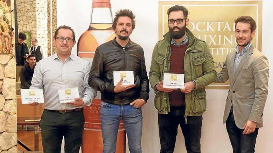 Los ganadores de esta primera ruta del cóctel de Palma posan con sus premios.