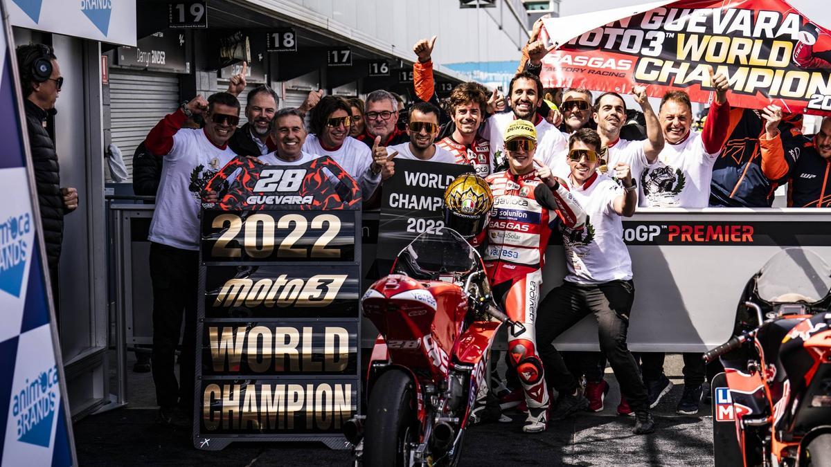 Izan Guevara se proclama campeón del mundo de Moto3.