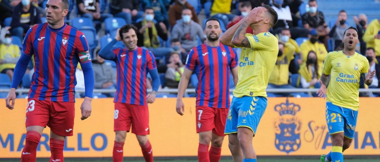 Álvaro Lemos se lleva las manos a la cara antes de ser sustituido en el minuto 33 del choque ante el Eibar. | |