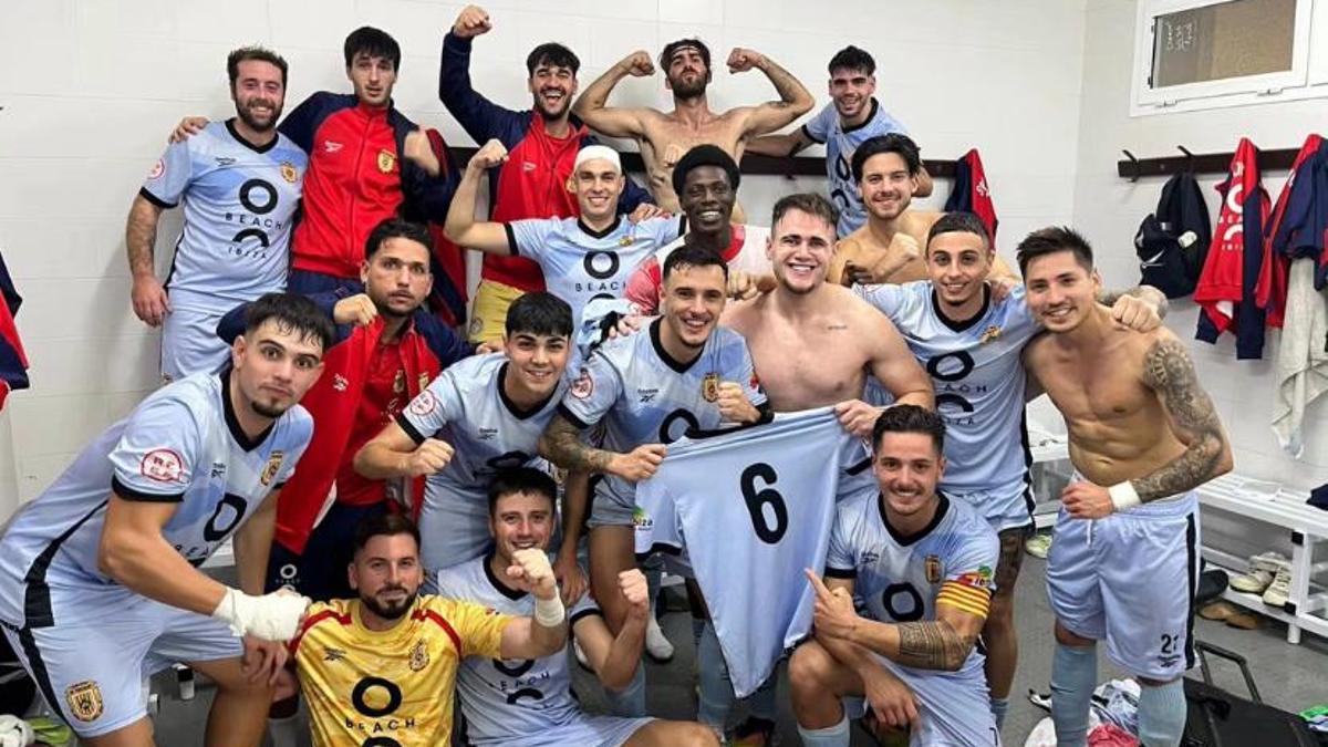 La SD Portmany celebra la victoria ante el Platges de Calvià