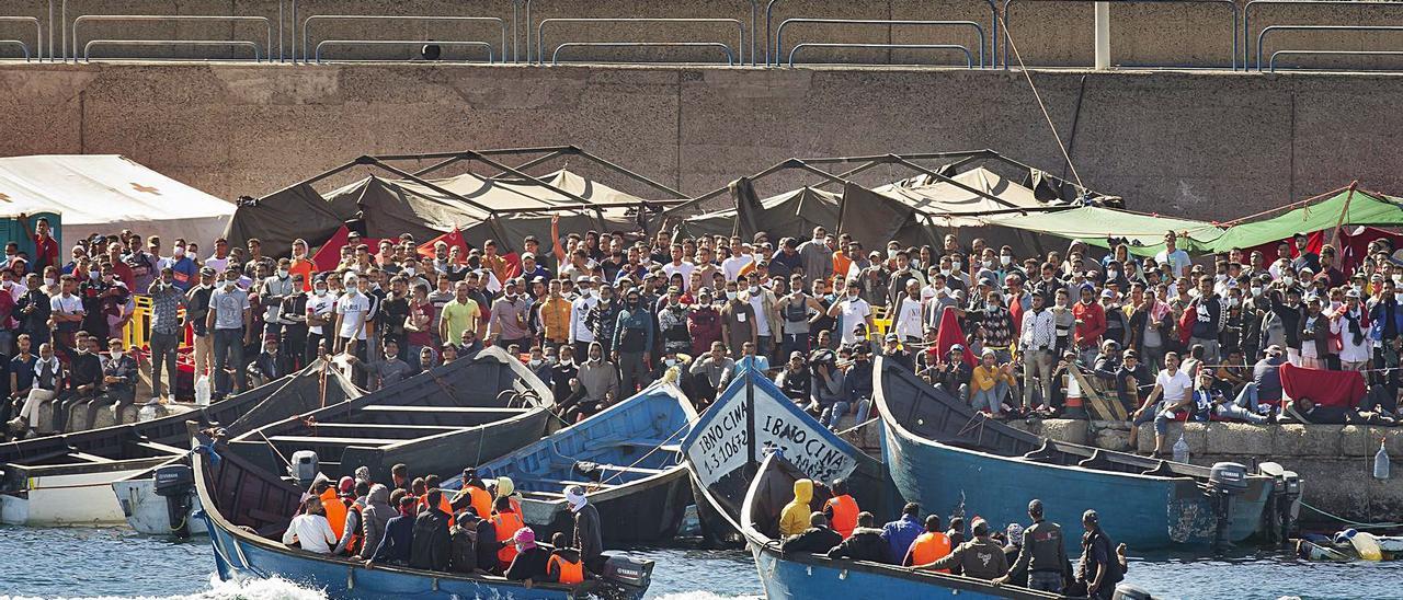 Dos pateras alcanzan por sus propios medios el puerto de Arguineguín, atestado de migrantes africanos. Quique Curbelo/Efe