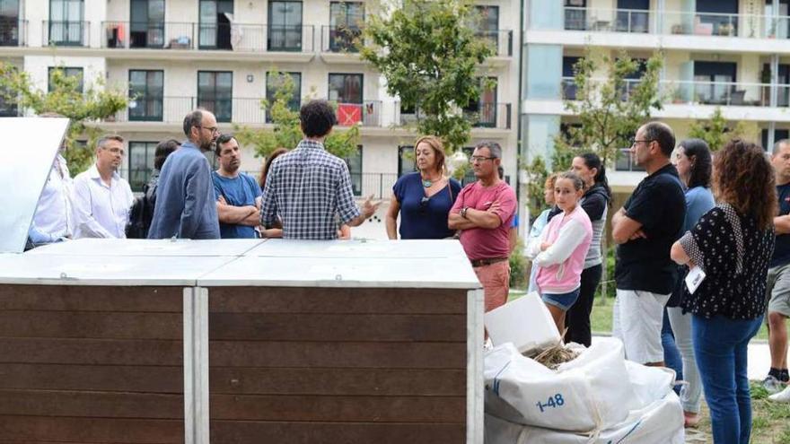 La reunión mantenida ayer en Moaña, ante los composteros habilitados. // Gonzalo Núñez