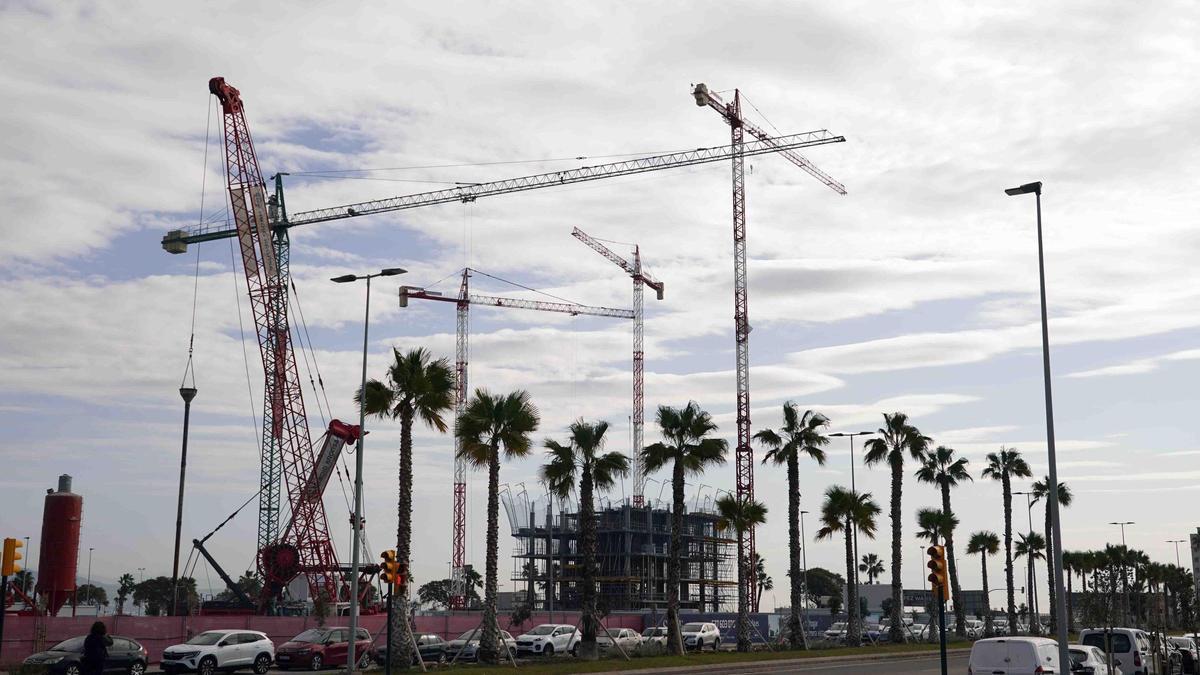 Obras de construcción de vivienda en la zona oeste de Málaga.