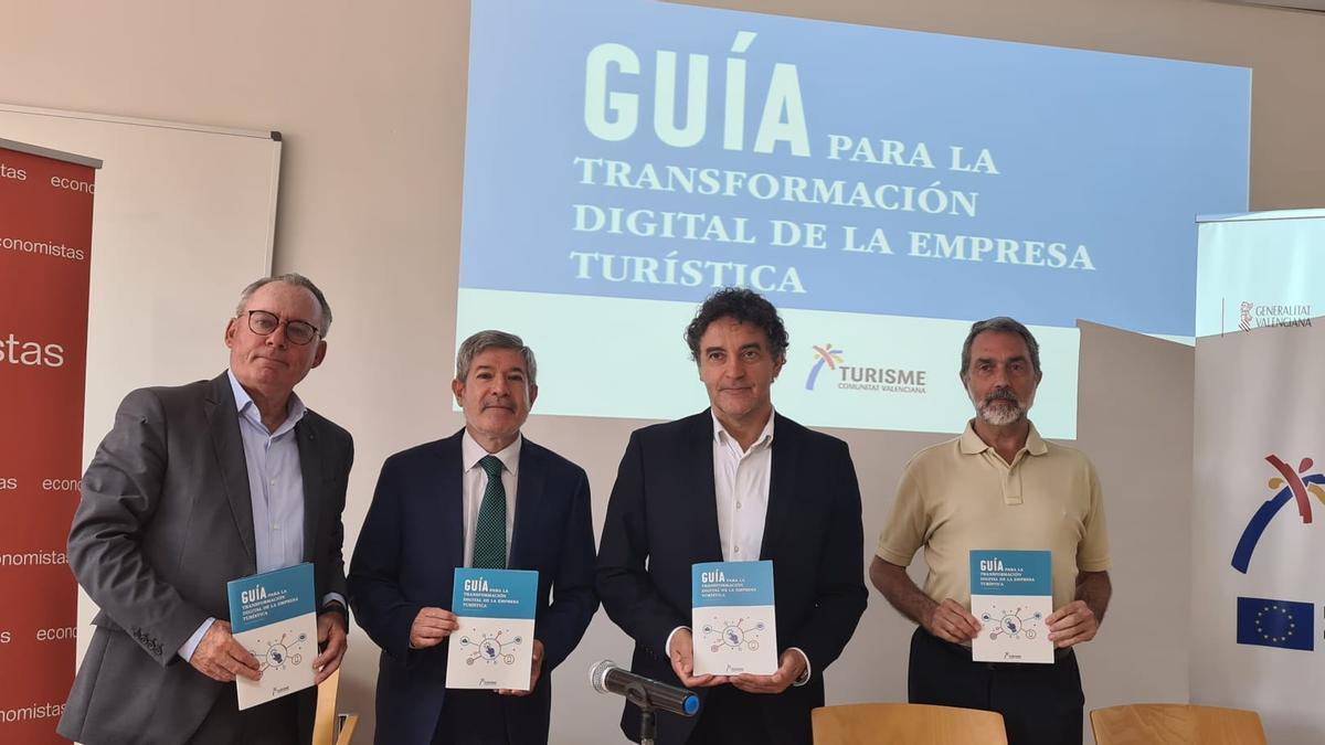 El presidente del Colegio de Economistas, Francisco Menargues, en el centro junto al secretario autonómico Francesc Colomer