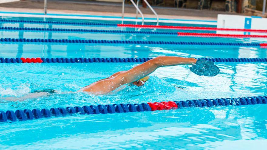 Palas de natación hechas de tapones de plástico para apoyar el cáncer