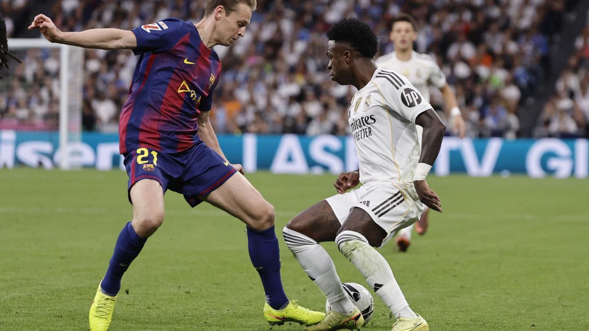 Vinicius Jr y Frenkie de Jong disputan un balón durante el último clásico en el Bernabéu.