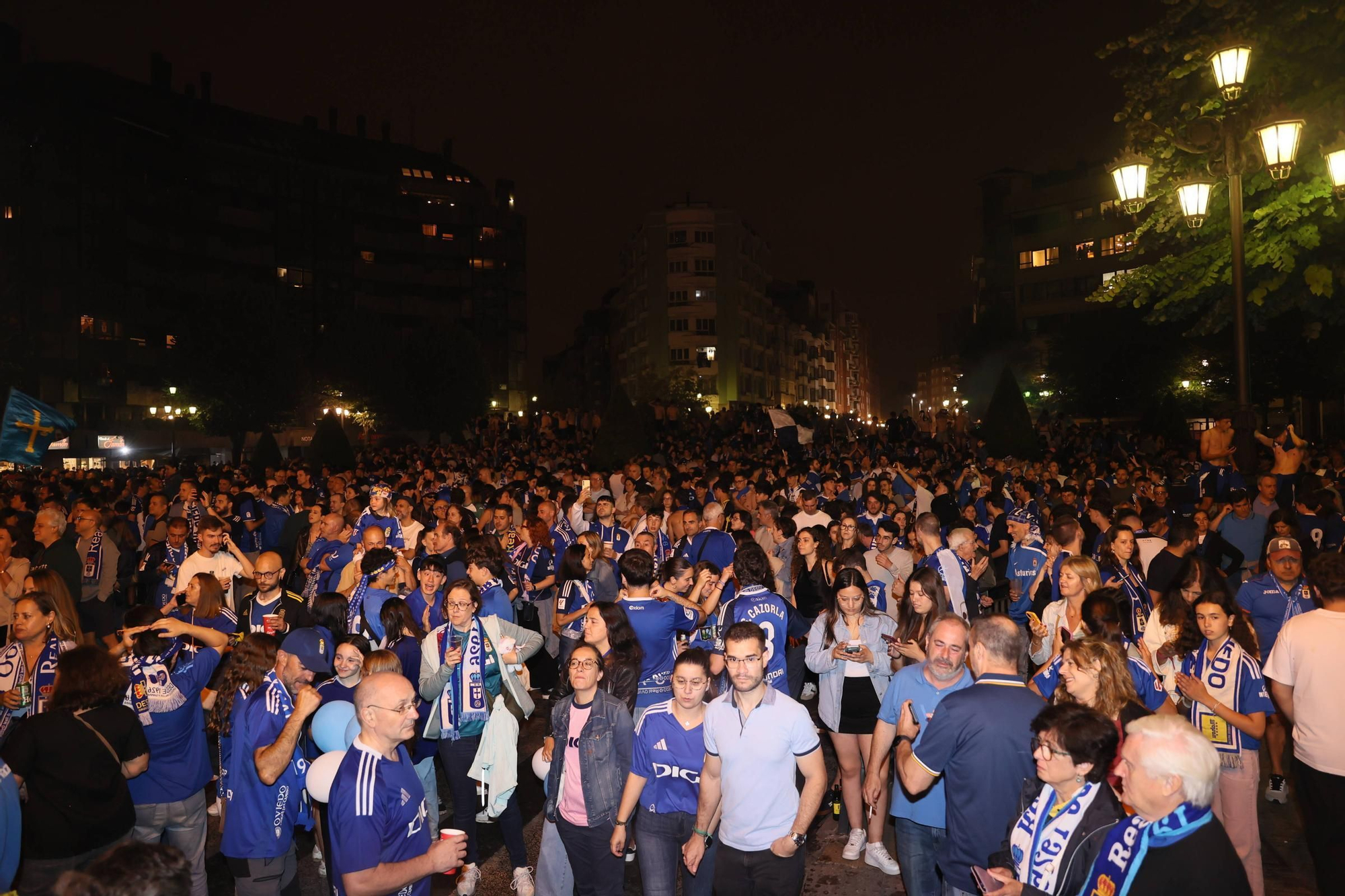 EN IMÁGENES | Así se celebró el ascenso del Oviedo a Primera: la afición estalla en una noche histórica