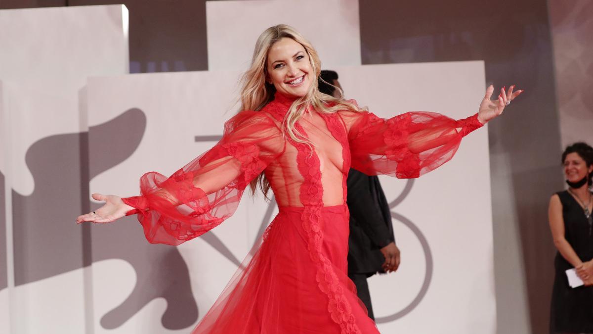 Tres colores para tres ocasiones: el estilismo de Kate Hudson en el Festival de Venecia