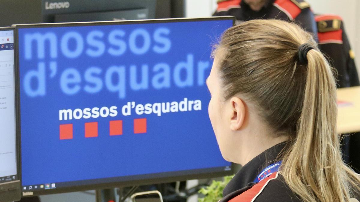 El cap de la Unitat d'Investigació dels Mossos d'Esquadra a Sabadell, Fran Castañ, explica com actuava l'estafadora immobiliària.