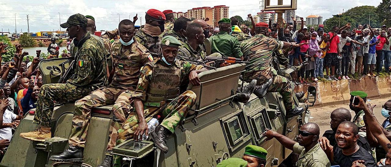 Militares favorables al capitán Doumbouya, ayer en la capital de Guinea.