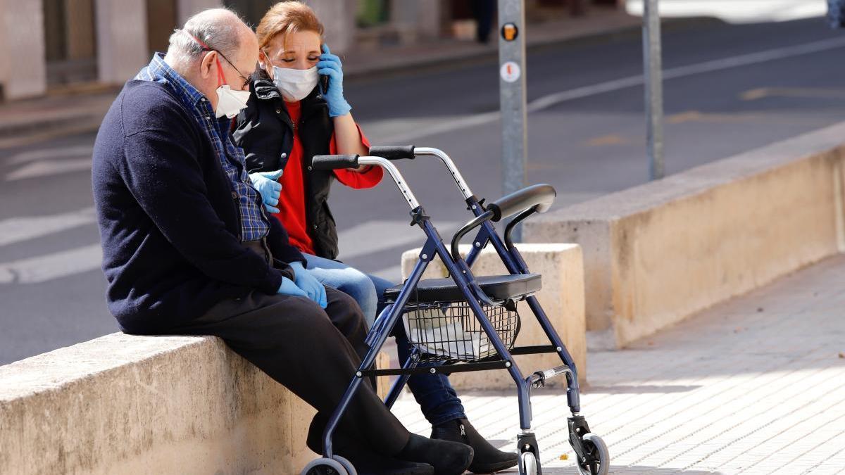 Dos personas mayores, con mascarilla, en Murcia.