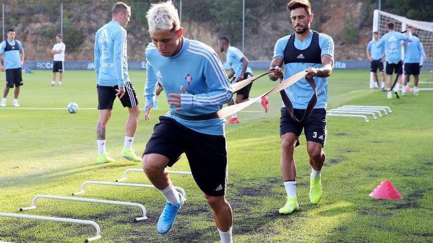 Emre Mor, con David Costas, durante un reciente entrenamiento en A Madroa. // Marta G. Brea