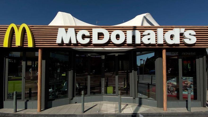 Una imagen de un restaurante de comida rápida McDonalds.