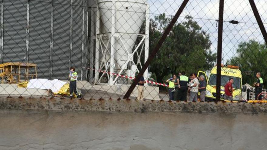 Dos fallecidos en Saprelorca al desplomarse la grúa en la que trabajaban