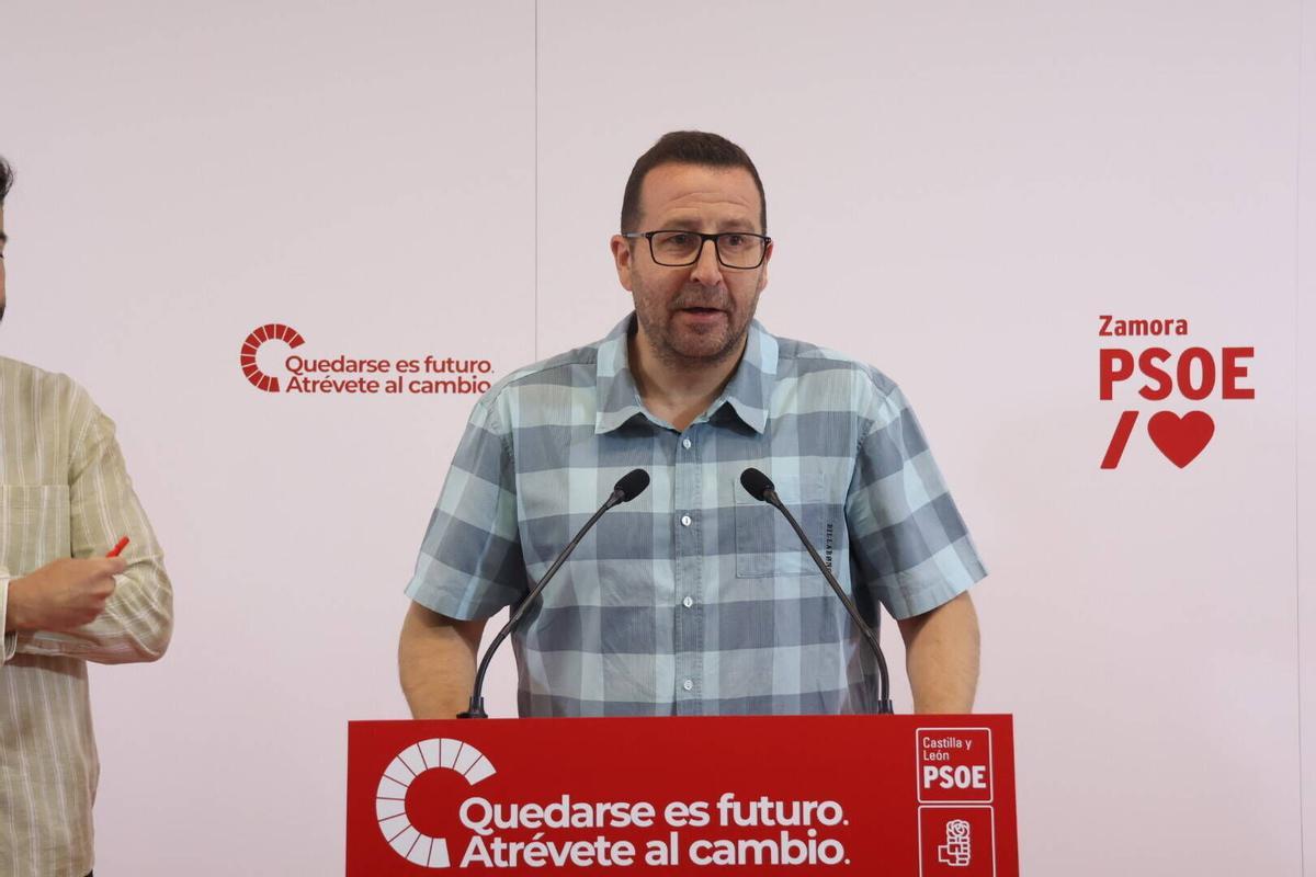 El procurador socialista por Zamora en las Cortes de Castilla y León y Secretario de Educación del PSOE CyL, Javier García, atiende a los medios de comunicación para abordar cuestiones de actualidad política.