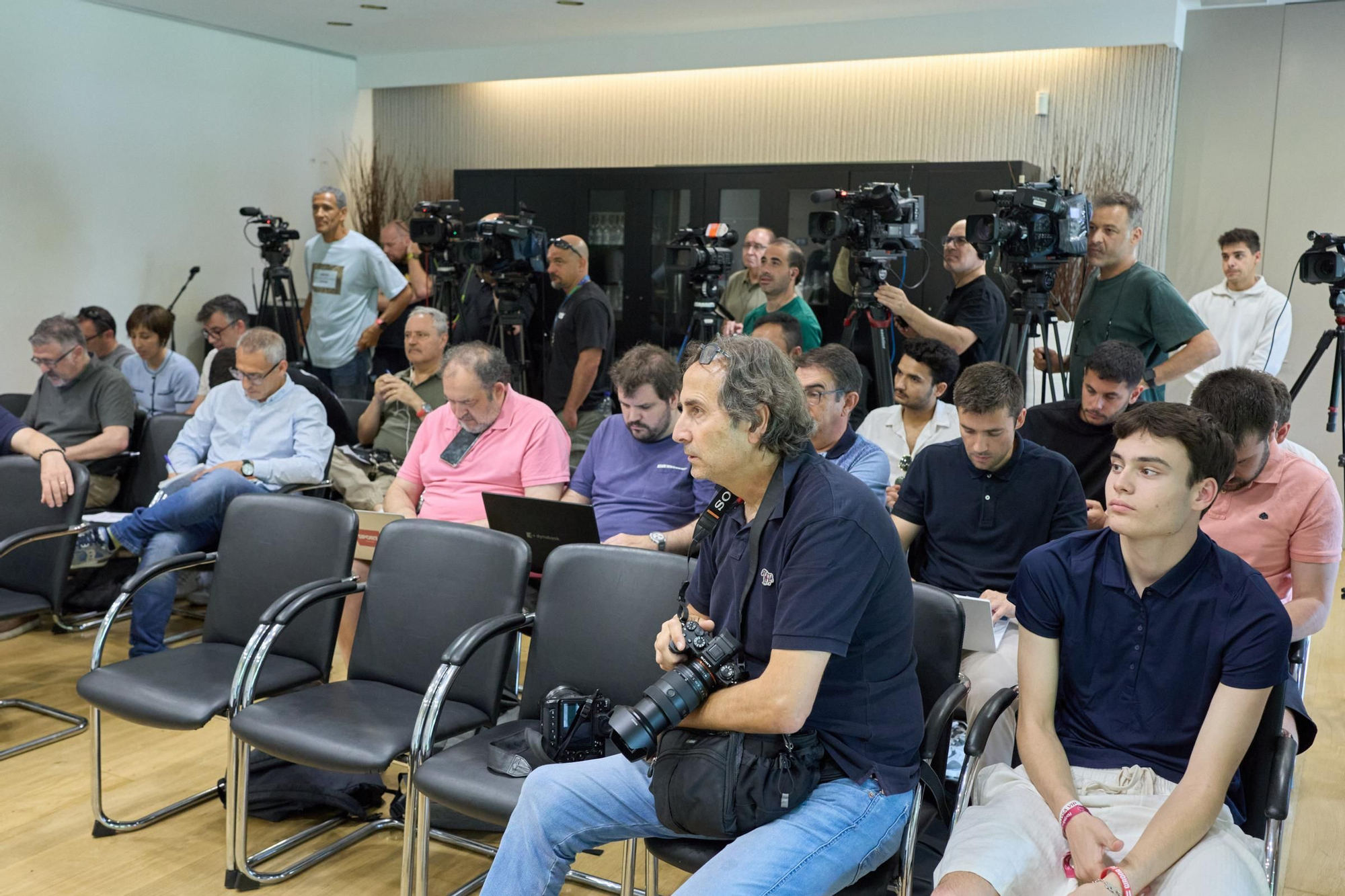 Les fotos de Pep Guardiola durant la roda de premsa del Legends Trophy