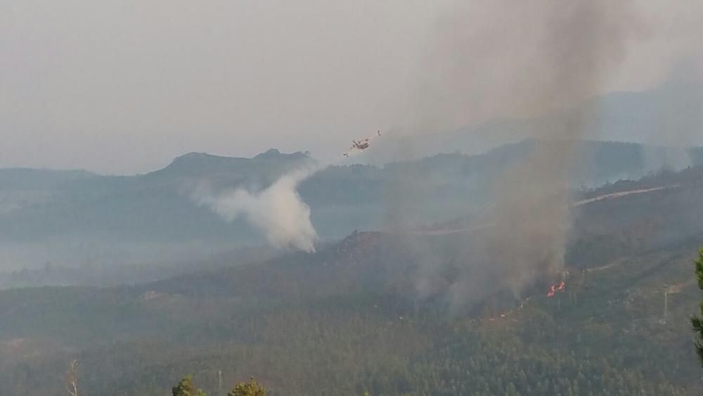 Incendios en Galicia | El fuego de Porto do Son arrasa el monte de A Curota