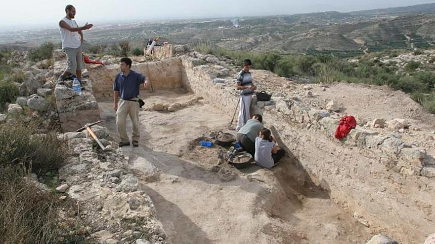 Algunos de los integrantes del grupo de investigación en Arqueología y Patrimonio Histórico de la UA, junto a estudiantes, en El Castellar de Elche .