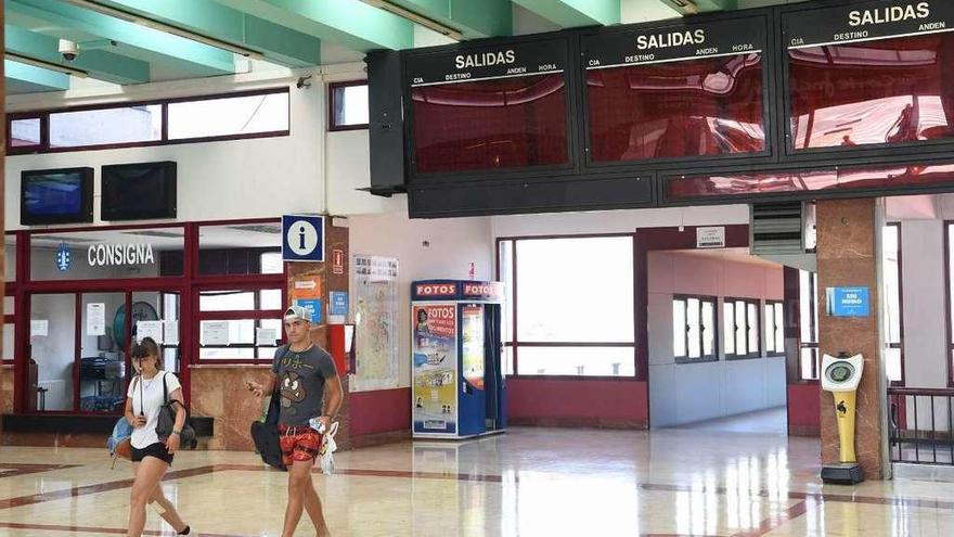 Entrada de la estación de buses, con el panel de información sin funcionar.